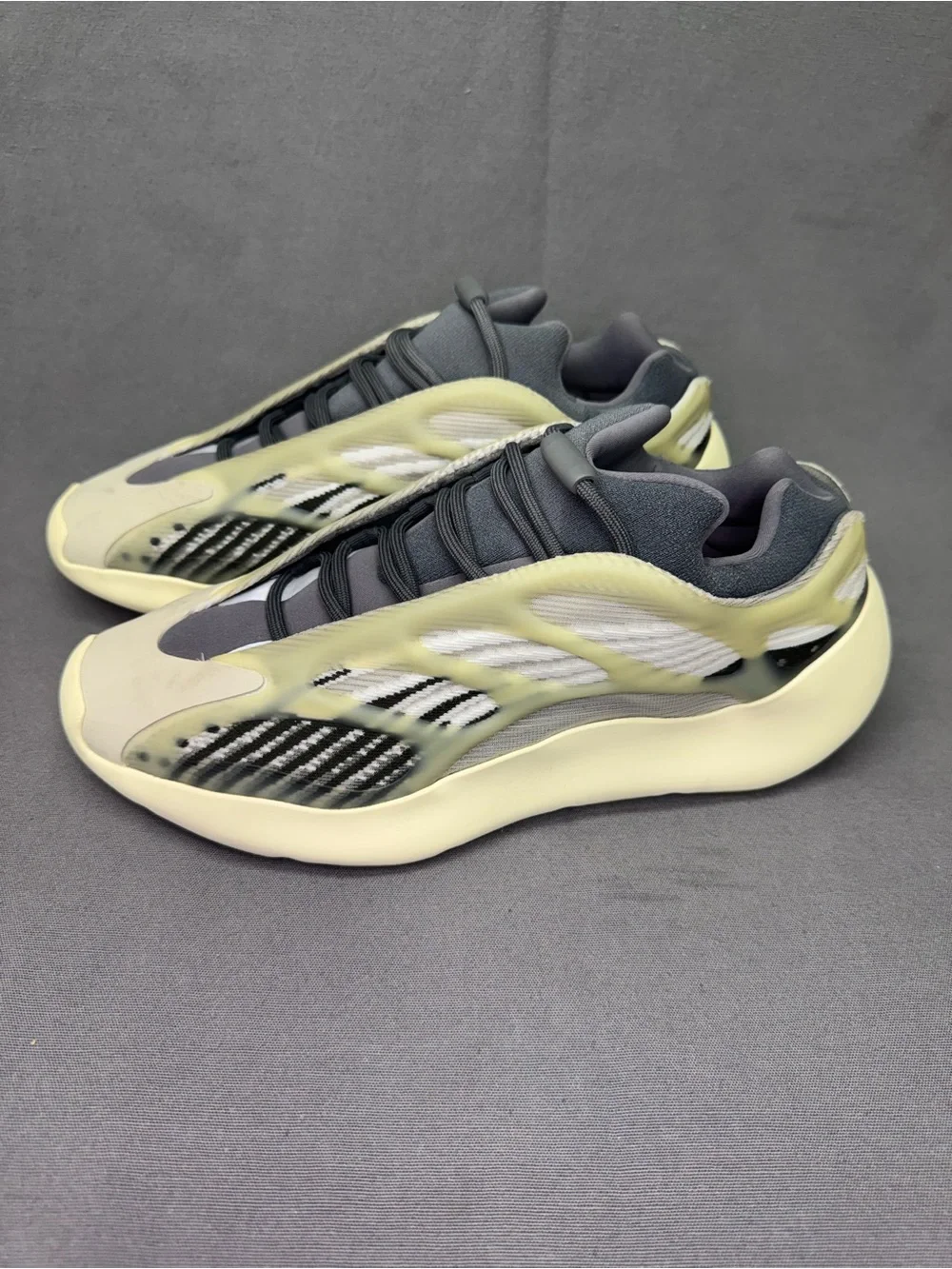 Adidas Yeezy 700 V3 Fade Salt Men’s Size 10.5 Black and Gray ID1674